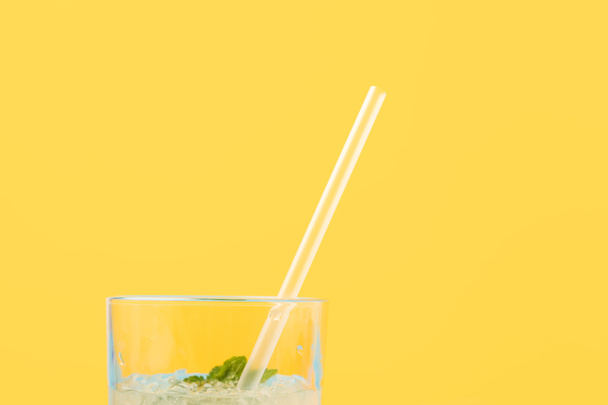 黄色の分離された新鮮な冷たい夏カクテル飲んだりストローでガラスのクローズ アップ ビュー - 写真・画像