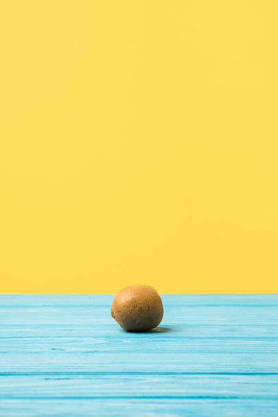 yksi tuore kypsä kiivi hedelmiä turkoosi puinen pöytälevy
 - Valokuva, kuva