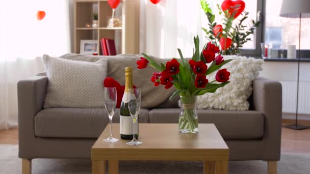 Champagner, Gläser und Blumen zum Valentinstag - Filmmaterial, Video
