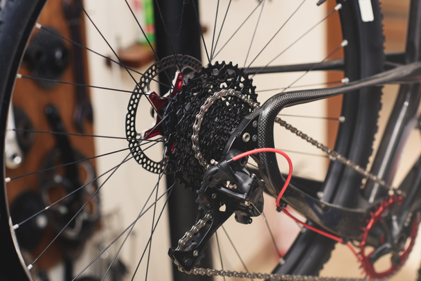 vista de perto da roda de bicicleta com corrente na oficina
 - Foto, Imagem