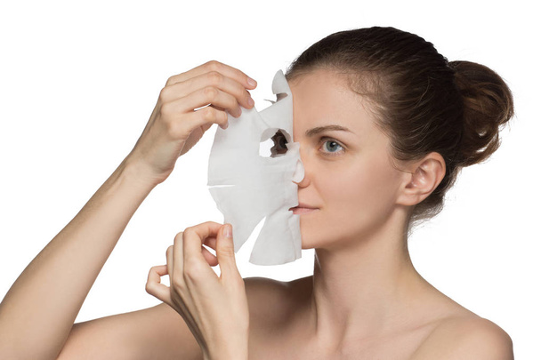 Güzel genç kadın bir yüz kozmetik maske üzerinde uygulama bir - Fotoğraf, Görsel