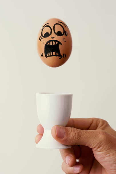 ruskea muna pelottava kasvot
 - Valokuva, kuva