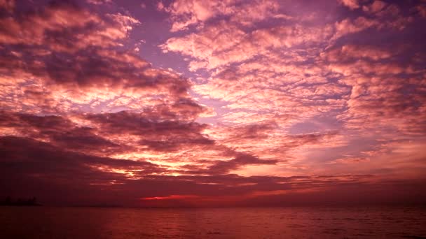 Verbreitung Wolke Sonnenuntergang Himmel auf dem Meer - Filmmaterial, Video