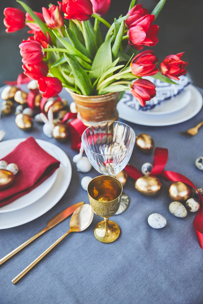 vista en ángulo alto de los huevos de Pascua y tulipanes en la mesa festiva en el restaurante
 - Foto, Imagen