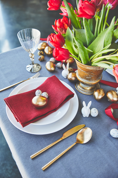 vista de ángulo alto de huevos de Pascua y flores en la mesa festiva en el restaurante
 - Foto, Imagen