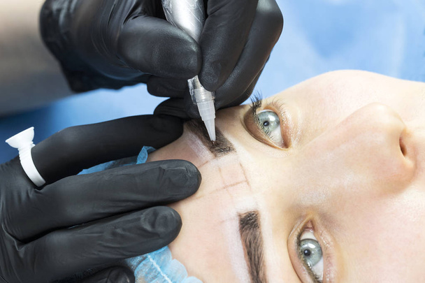 Mikrobleyding eyebrows workflow in a beauty salon  - 写真・画像
