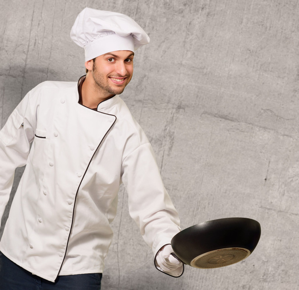 πορτρέτο του αρσενικό σεφ κρατώντας το τηγάνι - Φωτογραφία, εικόνα