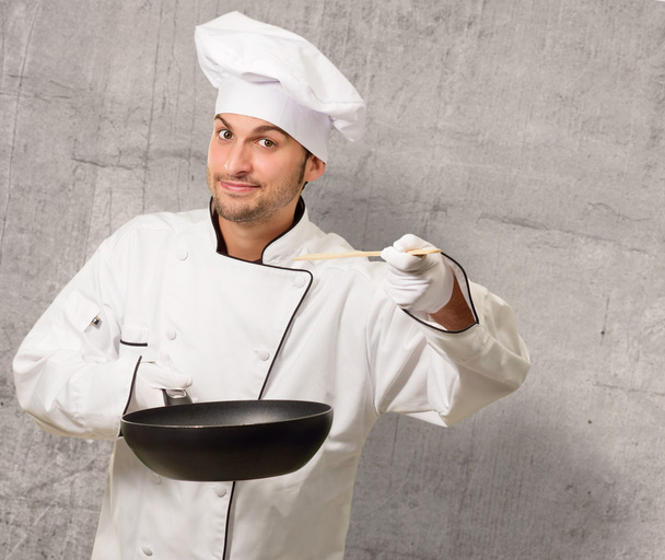 Portrait de chef masculin tenant la casserole
 - Photo, image