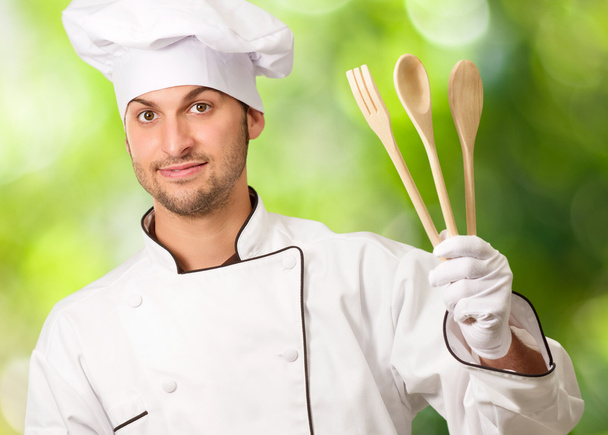 Joven Chef sosteniendo cucharas de madera
 - Foto, imagen
