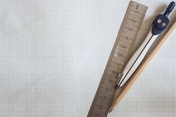 tužka, kompas a pravítka na pozadí milimetrový papír - Fotografie, Obrázek