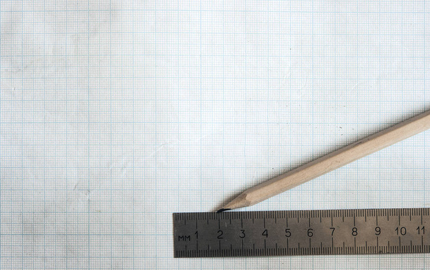 карандаш, компас и линейки на бумажном фоне
 - Фото, изображение