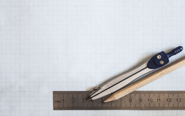 ołówek, kompas i władców na tle papier milimetrowy - Zdjęcie, obraz