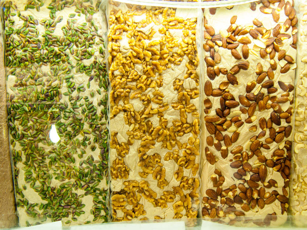  Κινηματογράφηση σε πρώτο πλάνο από διάφορα ψωμιά και αρτοσκευάσματα που πωλούνται σε ένα αρτοποιείο στο Ισραήλ - Φωτογραφία, εικόνα