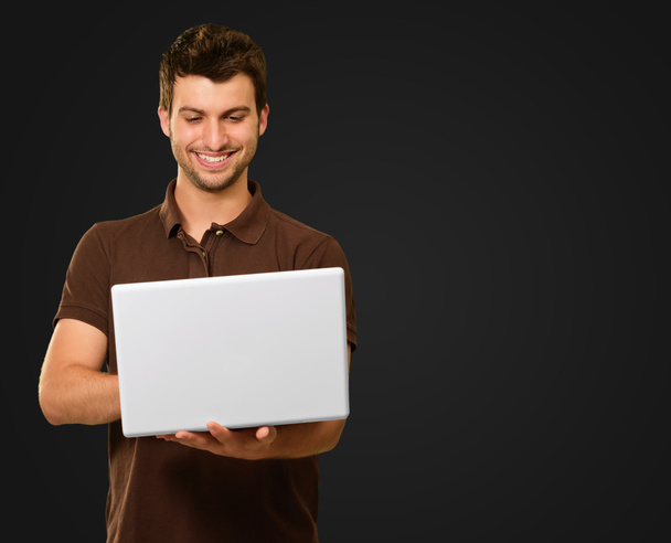 heureux jeune homme travaillant sur ordinateur portable - Photo, image