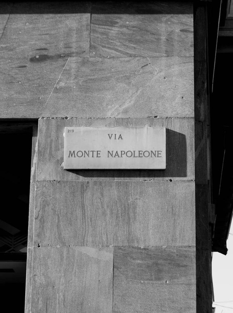 Мраморная доска Виа Монте Наполеоне в Милане
 - Фото, изображение