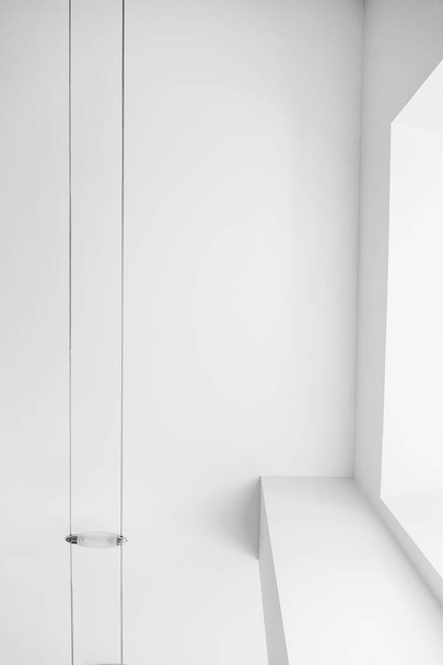 Imagen de fondo blanco en un estilo de oficina con líneas suaves y sombras
. - Foto, Imagen