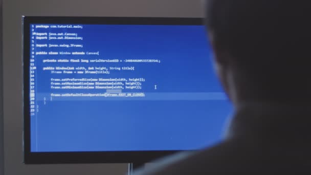 Programador de computador trabalha com o código do programa no monitor
. - Filmagem, Vídeo