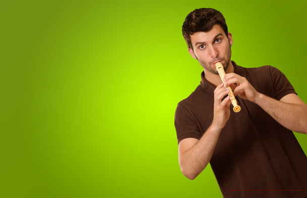 Retrato de um jovem tocando flauta
 - Foto, Imagem