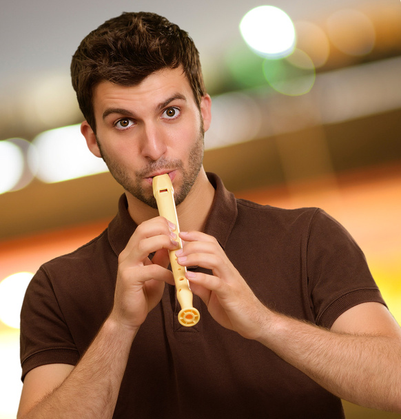 Porträt eines jungen Mannes, der Flöte spielt - Foto, Bild