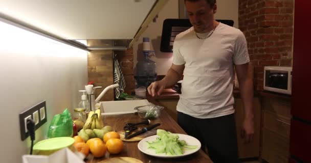 Fiatalember, tisztítja a konyha - Felvétel, videó