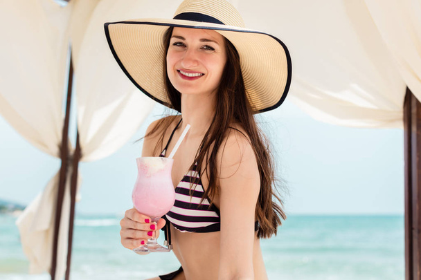 Sexy vrouw in strandvakantie drinken een cocktail  - Foto, afbeelding