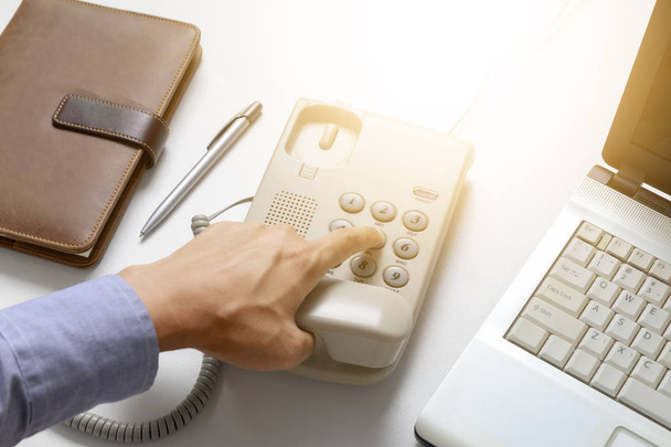 hombre de negocios marcar teléfono digital con fondo de oficina
 - Foto, Imagen