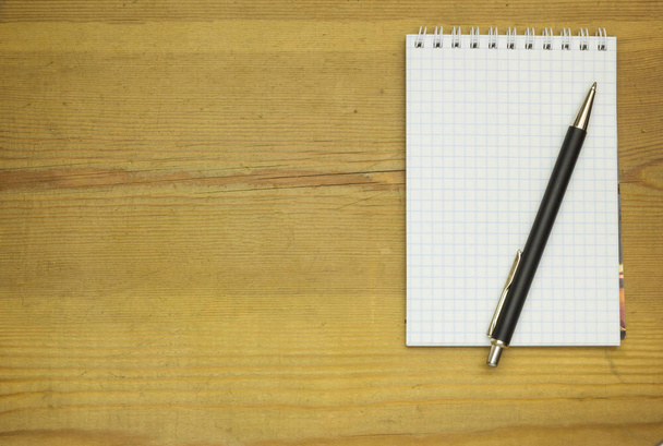 Pen and Notepad on the wooden desk - Foto, Imagem