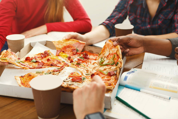 Öğrencilerin öğrenme ve pizza yemek - Fotoğraf, Görsel