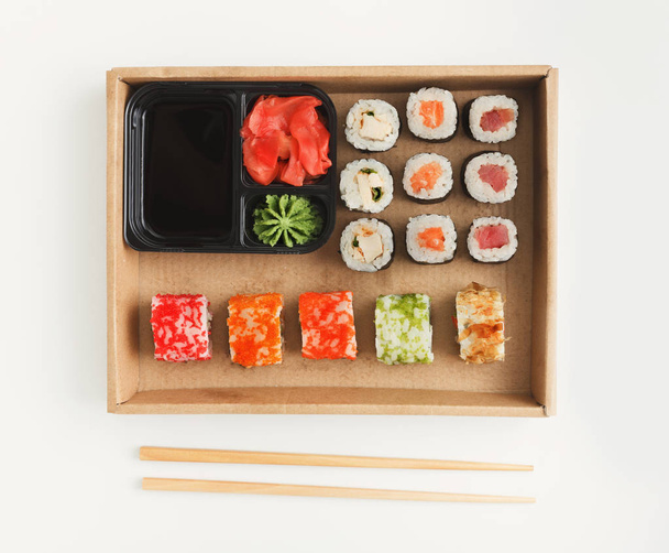 Pohled shora sada sushi maki a rohlíky, samostatný - Fotografie, Obrázek