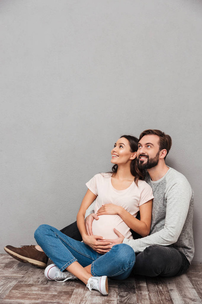 Happy handsome man with his pregnant wife - Φωτογραφία, εικόνα