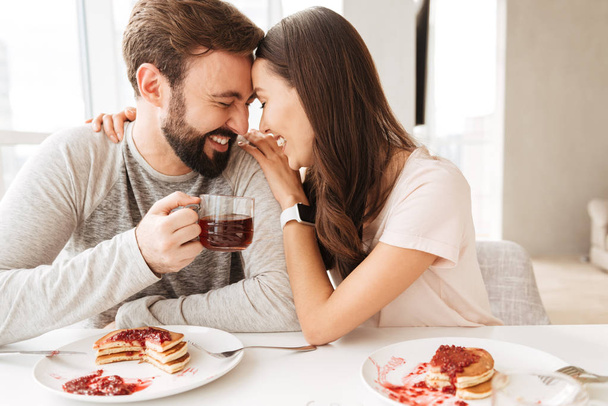 Lovely young couple having breakfast - Foto, imagen