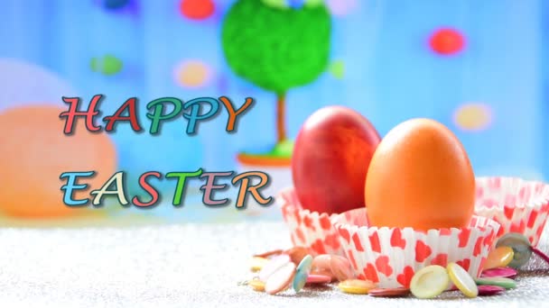 Een vrouw hand het rapen van eieren uit de mand met de tekst "Happy Easter" - Video