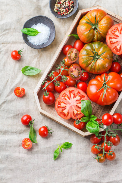 Sortiment reifer Biobauern roter Tomaten auf einem Tisch - Foto, Bild