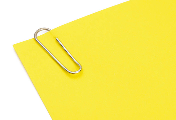 clip de papel amarillo sobre fondo blanco
 - Foto, Imagen