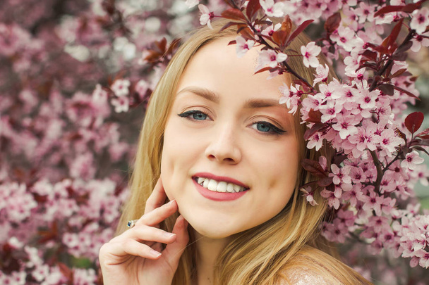 портрет блондинки в квітучих весняних деревах
 - Фото, зображення