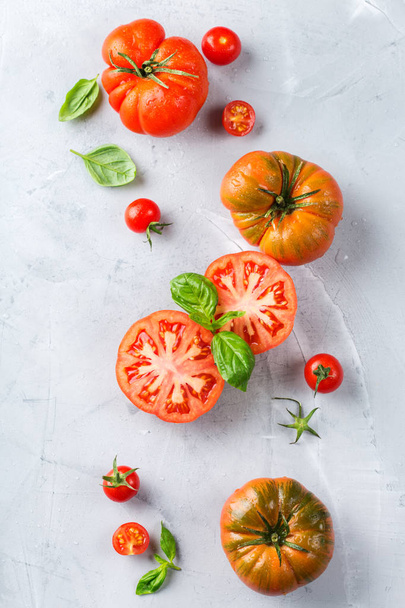 Assortiment de tomates rouges de fermier biologique mûres sur une table
 - Photo, image