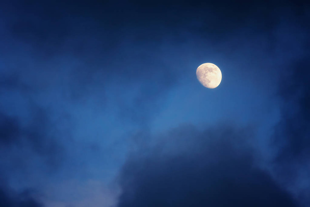encerando lua gibbous no céu nublado
 - Foto, Imagem