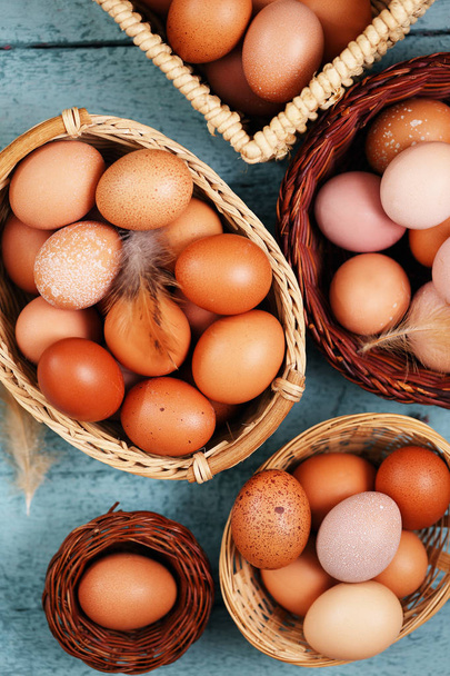huevos crudos en cestas
 - Foto, imagen