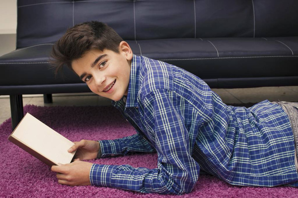 niño, adolescente o preadolescente leyendo o estudiando en casa
 - Foto, Imagen