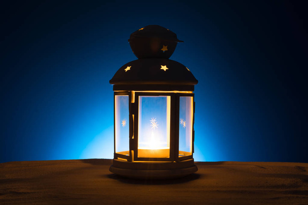 Mois saint du Ramadan Karim fond. Lanterne lumineuse sur le sable avec un espace de copie
 - Photo, image