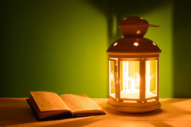 Linterna brillante y Sagrado Libro del Corán. Ramadán Kareem antecedentes
 - Foto, Imagen