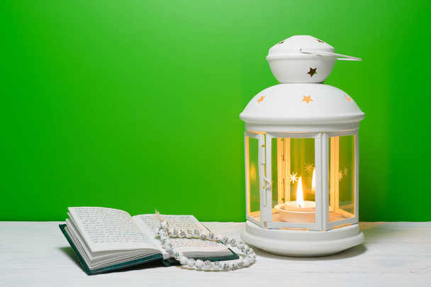 Lanterna brilhante e Alcorão do Livro Sagrado. Ramadan Kareem fundo
 - Foto, Imagem
