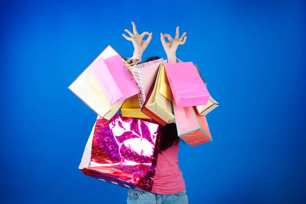 Woman with shopping bags giving ok sign - Fotoğraf, Görsel