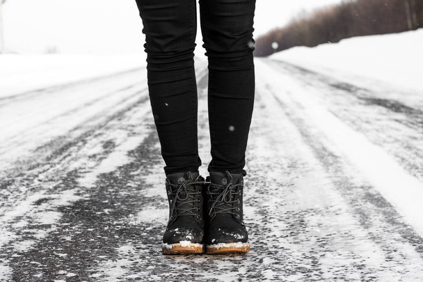 Legs and winter road - 写真・画像