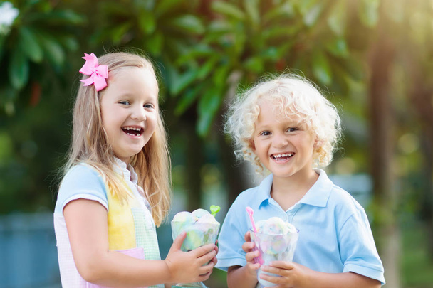 Дети едят мороженое. Ребенок с фруктовым десертом
. - Фото, изображение