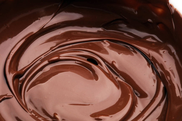 Chocolate derretido, chocolate derretido delicioso para la formación de hielo praliné
  - Foto, imagen
