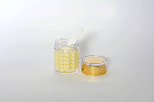Luxe gezichtsbehandeling witte parel crème container op witte achtergrond - Foto, afbeelding