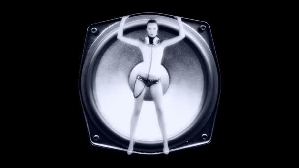 Sexy gogo dancer inside a hifi speaker, dancing and grooving - Filmagem, Vídeo