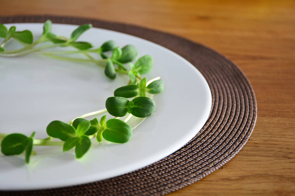 Yeşil ayçiçeği lahanası demet beyaz tabakta. Paskalya tablo hizmet dekorasyon - Fotoğraf, Görsel