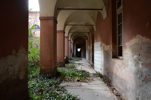 Внутрішній дворик аркада кинутих психіатричної лікарні - Фото, зображення